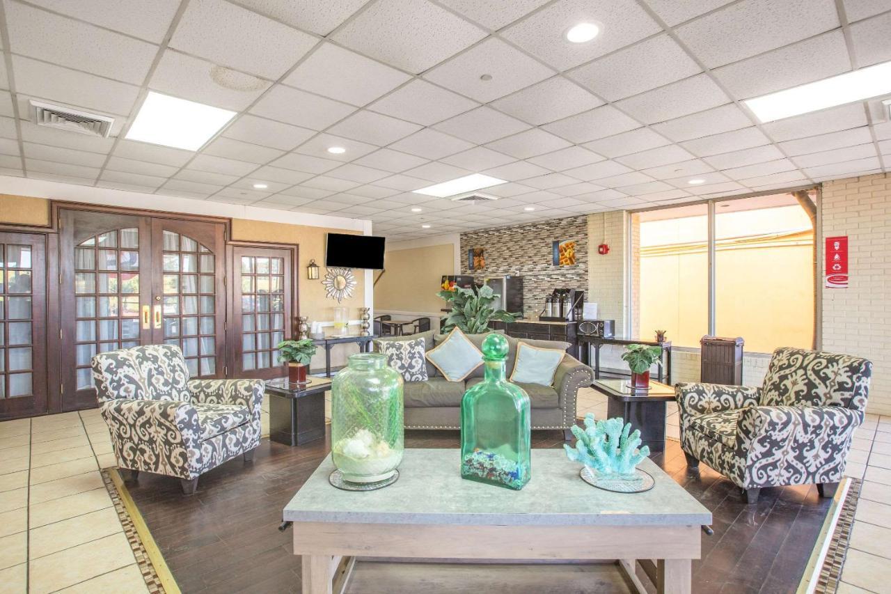Econo Choice I 95 Gateway 24 Hour Fitness Center On Site Guest Laundry On Site Perkins Restaurant 3* Savannah