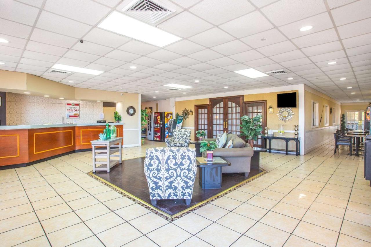 Econo Choice I 95 Gateway 24 Hour Fitness Center On Site Guest Laundry On Site Perkins Restaurant Hotel Savannah