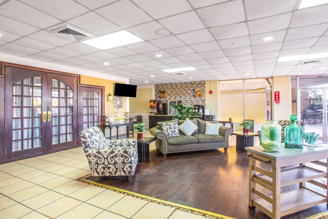 Econo Choice I 95 Gateway 24 Hour Fitness Center On Site Guest Laundry On Site Perkins Restaurant Hotel