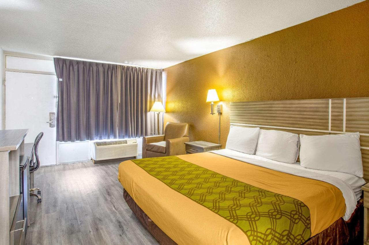 Hotel Econo Choice I 95 Gateway 24 Hour Fitness Center On Site Guest Laundry On Site Perkins Restaurant 3*