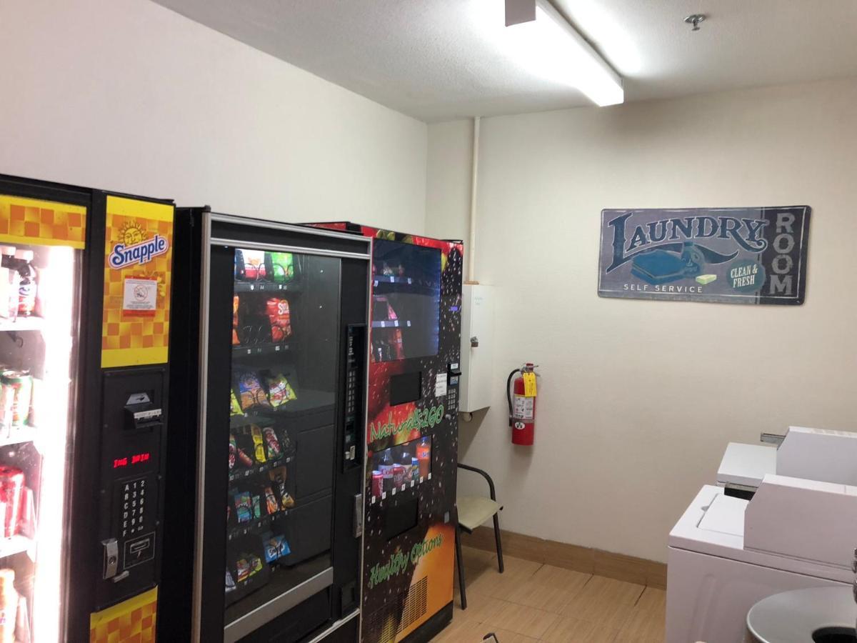 Econo Choice I 95 Gateway 24 Hour Fitness Center On Site Guest Laundry On Site Perkins Restaurant