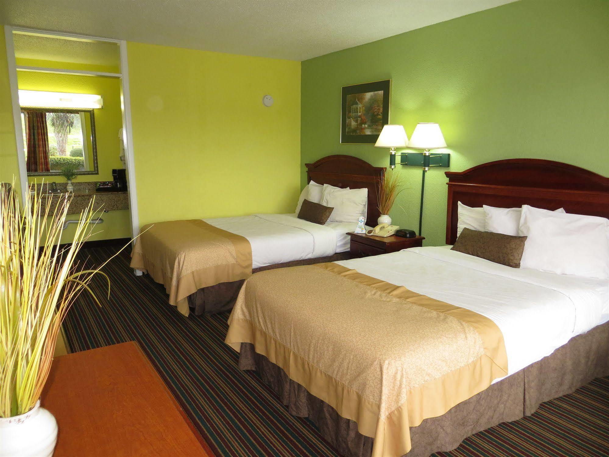 Econo Choice I 95 Gateway 24 Hour Fitness Center On Site Guest Laundry On Site Perkins Restaurant 3* Savannah