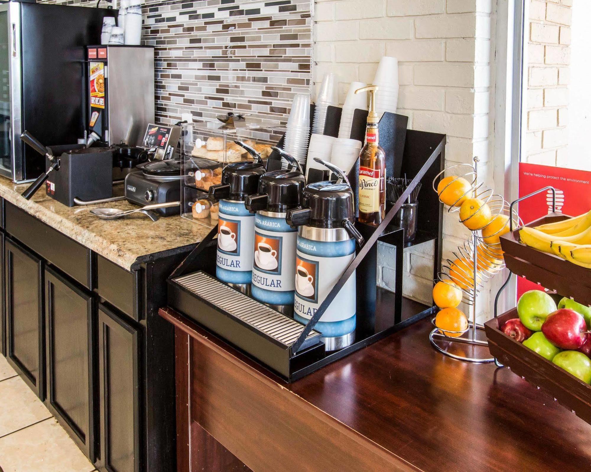 Hotel Econo Choice I 95 Gateway 24 Hour Fitness Center On Site Guest Laundry On Site Perkins Restaurant