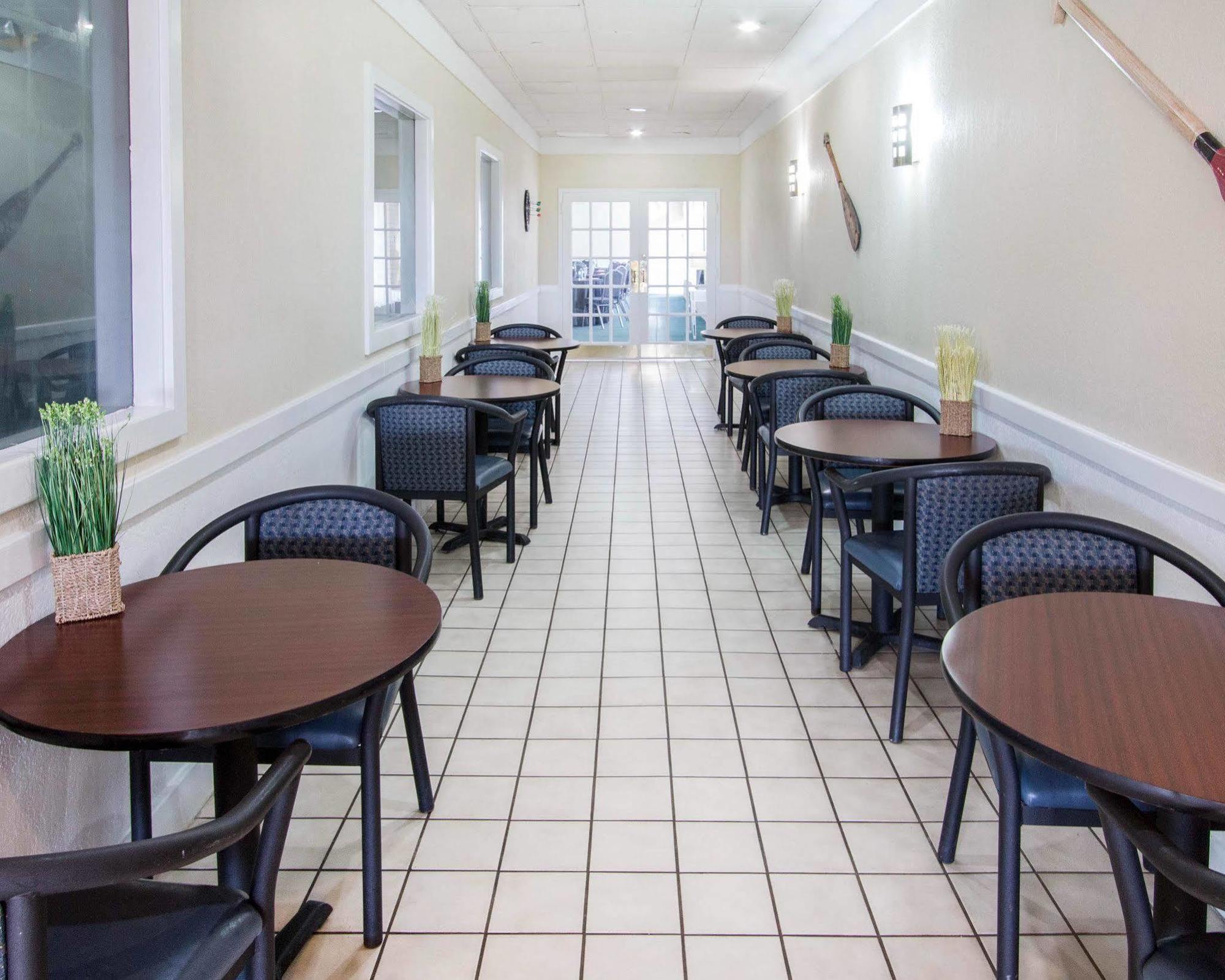 Hotel Econo Choice I 95 Gateway 24 Hour Fitness Center On Site Guest Laundry On Site Perkins Restaurant Savannah